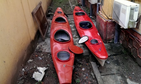 Tìm thấy thi thể nạn nhân thứ 2 trong vụ lật thuyền ở Hồ Tây - 2 Hai chiếc thuyển được Công an quận Tây Hồ thu giữ.