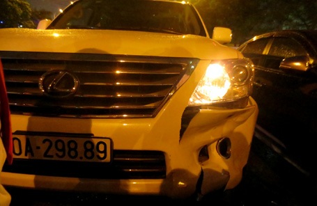 Hà Nội: Xe Lexus toác đầu vì va chạm ở ngã tư - 1 Đầu xe Lexus vỡ toác.