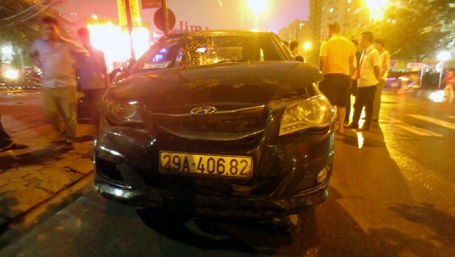 Hà Nội: Xe Lexus toác đầu vì va chạm ở ngã tư - 2 Chiếc xe Avante hư hỏng nặng phần đầu.