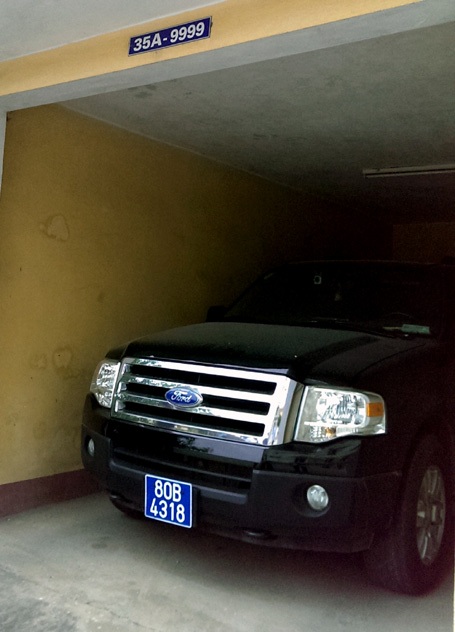 Xe lãnh đạo công an lắp biển “tứ quý 9” để… tiện công tác - 6 Xe Ford Expedition được để trong “chuồng” gắn biển dành cho xe 35A-9999.