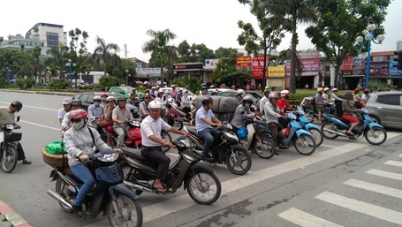 Những người đầu tiên bị “ghi tên” vì đội mũ bảo hiểm rởm - 4 Hà Nội: Những người đầu tiên bị “ghi tên” vì đội mũ bảo hiểm rởm