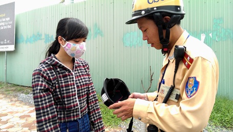 Những người đầu tiên bị “ghi tên” vì đội mũ bảo hiểm rởm - 8 Nhiều trường hợp người vi phạm là sinh viên...