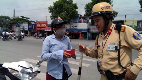 Những người đầu tiên bị “ghi tên” vì đội mũ bảo hiểm rởm - 9 Nhiều trường hợp người vi phạm là sinh viên...