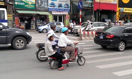 Những người đầu tiên bị “ghi tên” vì đội mũ bảo hiểm rởm - 5 Phần lớn người dân nắm được thông tin về việc CSGT xử phạt nên đã chấp hành nghiêm túc.