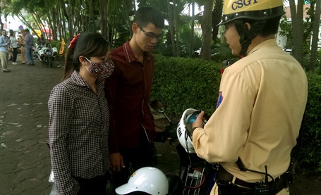 Những người đầu tiên bị “ghi tên” vì đội mũ bảo hiểm rởm - 11 Ngày đầu ra quân, lực lượng CSGT chủ yếu tuyên truyền, nhắc nhở người vi phạm.