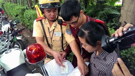 Những người đầu tiên bị “ghi tên” vì đội mũ bảo hiểm rởm - 12 Ngày đầu ra quân, lực lượng CSGT chủ yếu tuyên truyền, nhắc nhở người vi phạm.
