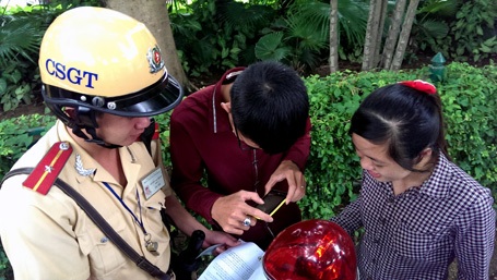 Những người đầu tiên bị “ghi tên” vì đội mũ bảo hiểm rởm - 13 Ngày đầu ra quân, lực lượng CSGT chủ yếu tuyên truyền, nhắc nhở người vi phạm.