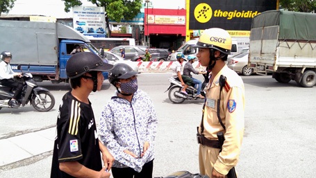 Những người đầu tiên bị “ghi tên” vì đội mũ bảo hiểm rởm - 10 Nhiều trường hợp người vi phạm là sinh viên...