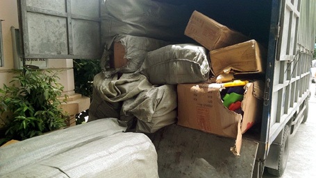 Số đồ chơi trẻ em ngụy trang ở bên ngoài thùng xe tải.