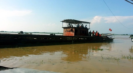 Hà Nội: Va chạm thuyền trên sông Hồng, 2 người mất tích - 1 Lực lượng chức năng tìm kiếm 2 nạn nhân tại khu vực xảy ra va chạm.