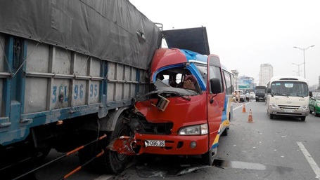 Đầu xe khách cắn chặt đuôi xe tải.