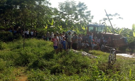 Hà Nội: Va chạm thuyền trên sông Hồng, 2 người mất tích - 2 Rất đông người dân dõi theo cuộc tìm kiếm.