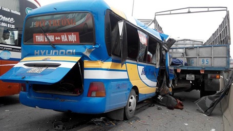 Đầu xe khách cắn chặt đuôi xe tải.