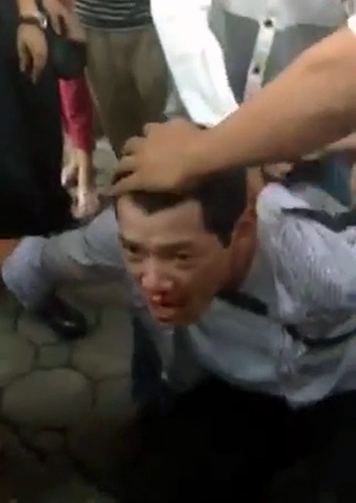 Hà Nội: Ăn mặc lịch sự đi cướp điện thoại, bị người dân bắt trói - 2 Tên cướp bảnh bao bị người dân bắt trói. (Ảnh cắt từ clip)