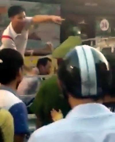 Hà Nội: Ăn mặc lịch sự đi cướp điện thoại, bị người dân bắt trói - 3 Đối tượng gây ra vụ cướp bị đưa về trụ sở công an. (Ảnh cắt từ clip)