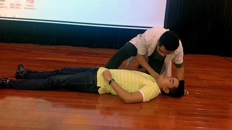 Cảnh sát giao thông Hà Nội được tập huấn đỡ đẻ trên đường - 2 Các bác sĩ hướng dẫn sơ cứu trong các tình huống có thể xảy ra.