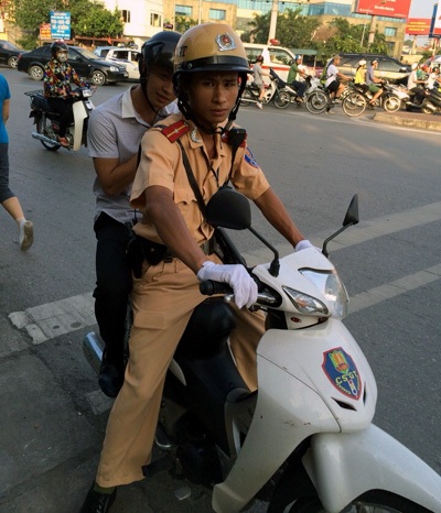 Nhiều thí sinh được CSGT Hà Nội giúp đến trường thi kịp giờ - 1 Nhiều thí sinh được CSGT Hà Nội giúp đến trường thi kịp giờ
