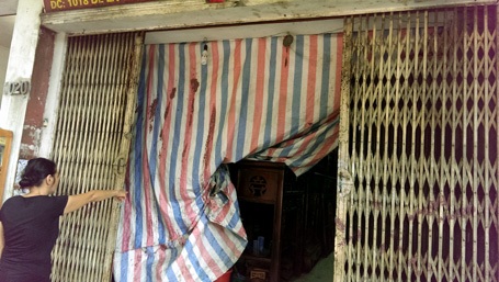 Mắm tôm dính đầy cửa nhà bà Sửu.