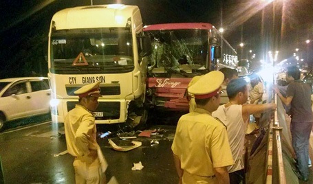 Ba chiếc xe kẹp nhau trên cầu Thăng Long.