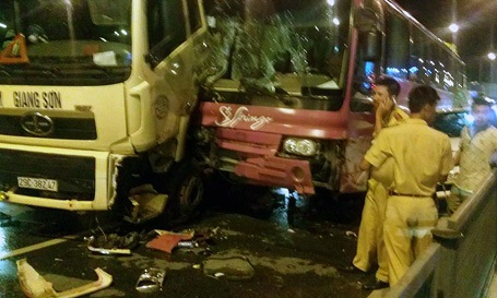 Phần đầu xe tải và xe khách hư hỏng nặng.