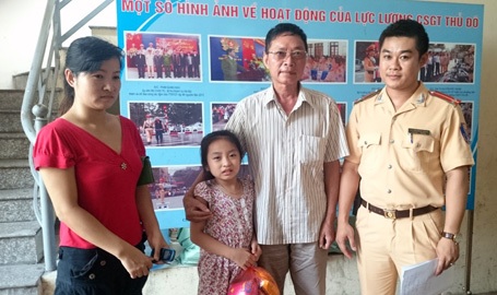 Cháu Chi đoàn tụ với gia đình.