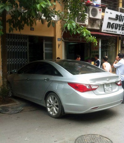Hà Nội: Xế hộp lao từ hầm gửi xe, đâm thẳng vào nhà dân - 1 Chiếc ô tô cắm thẳng đầu vào cửa nhà số 10.