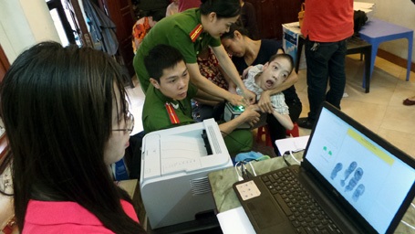 Công an Hà Nội đến tận nhà làm chứng minh thư cho người dân - 7 Các dữ liệu được lưu trữ, chuyển lên Bộ Công an để làm chứng minh nhân dân 12 số.