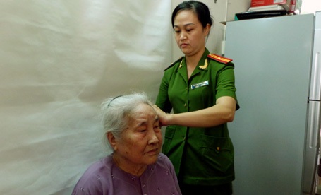 Công an Hà Nội đến tận nhà làm chứng minh thư cho người dân - 9 Các dữ liệu được lưu trữ, chuyển lên Bộ Công an để làm chứng minh nhân dân 12 số.