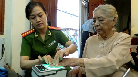 Công an Hà Nội đến tận nhà làm chứng minh thư cho người dân - 5 Các thủ tục được làm nhanh gọn như ở phòng cấp chứng minh nhân dân tại trụ sở công an.