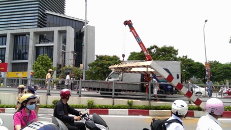 Hà Nội: Xe biển ngoại giao “hạ gục” khung chắn trên cầu vượt - 1 Cột biển báo bị xe tải hạ
gục.