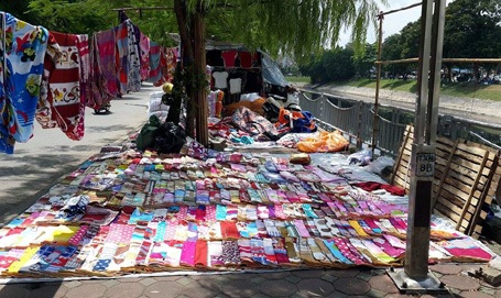 Đủ các mặt hàng ở chợ tự phát Cầu Lũ.