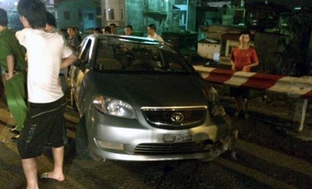 Hà Nội: Xế hộp biển xanh lộn nhào trên cầu Thăng Long - 1 Chiếc xe ô tô diễn xiếc trên cầu Thăng Long. (Ảnh: CSGT cung cấp)
