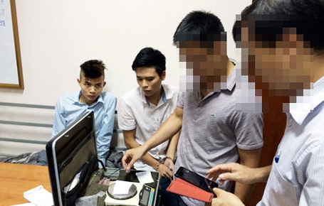 Hà Nội: Cựu cảnh sát cầm đầu đường dây ma túy “khủng” - 2 Lực lượng chức năng kiểm tra số tang vật thu giữ được trong đường dây của Dũng.