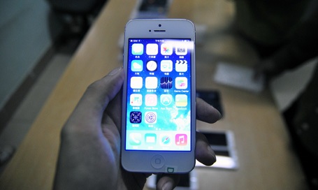 Chiếc iPhone 5 khi được bật lên có chữ Trung Quốc.