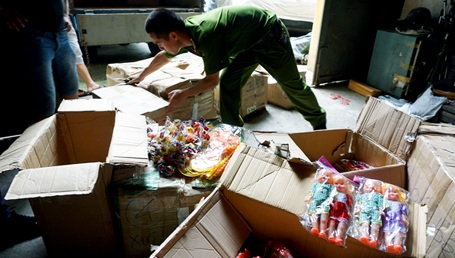 Hà Nội: Phát hiện 2 kho hàng lậu gần chợ Đồng Xuân - 1 Lực lượng chức năng kiểm tra kho hàng đồ chơi trẻ em. (Ảnh: CTV)