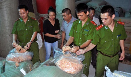 Hà Nội: Rùng mình phát hiện gần 2 tấn mực khô giả - 1 Cơ quan công an kiểm tra số mực giả bị thu giữ.