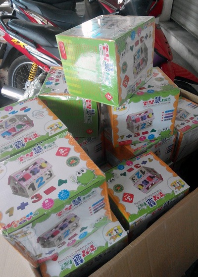 Lần đầu phát hiện vụ vận chuyển 1.500 quả trứng ngỗng “lậu” - 2 Đồ chơi trẻ em chứa trong thùng các-tông có in chữ Trung Quốc.