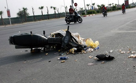Hà Nội: Tai nạn trọng thương vì vô tình chọc gậy bánh xe - 2 Chiếc xe máy đổ ra đường vì bị chọc gậy bánh xe. (Ảnh: CTV)