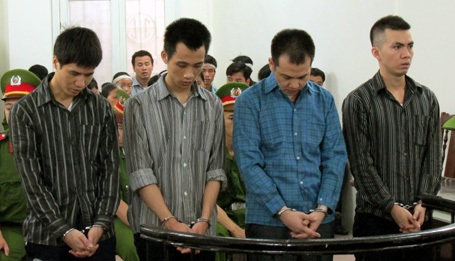 Hà Nội: Bốn cựu công an đánh chết người bị tuyên "giết người" - 1 Bốn cựu công an dùng nhục hình đánh chết người.