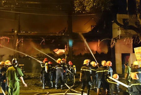 Lực lượng chức năng nỗ lực dập lửa.