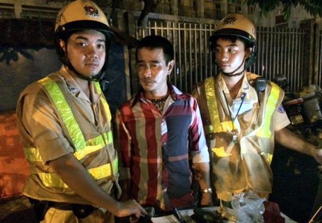 Đối tượng Nguyễn Đức Lập (giữa) bị CSGT phát hiện tàng trữ ma túy và đi xe gian.