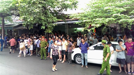 Kinh nghiệm ứng phó với các tình huống bắt cóc con tin - 2 Tụ tập đông người có tác động không nhỏ tới tâm lý đối tượng bắt cóc con tin.
