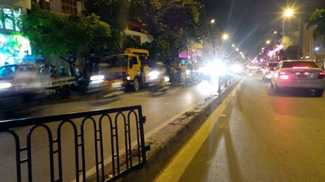 Một đoạn rào sắt phân cách 2 làn đường bị ủi bay.