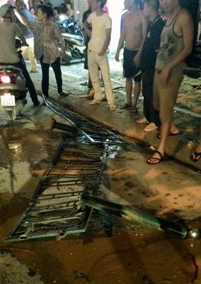 Một đoạn rào sắt phân cách 2 làn đường bị ủi bay.