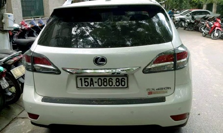 Hà Nội: Găm súng, đạn trên xe Lexus biển “phát lộc” - 1 Chiếc xe Lexus bị phát hiện có súng, đạn trên xe.