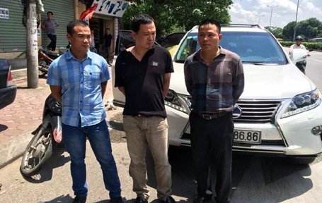 Hà Nội: Găm súng, đạn trên xe Lexus biển “phát lộc” - 2 Ba người ngồi trên xe Lexus.