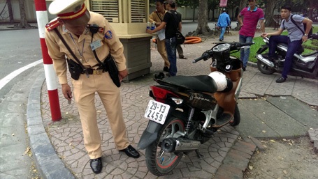 Hà Nội: Đi xe gian, bỏ chạy thục mạng khi gặp CSGT - 1 Chiếc xe được lắp biển của một xe khác.