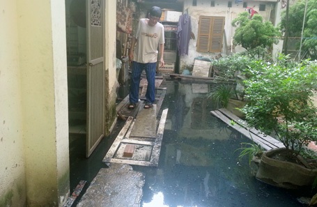 Hà Nội: Sống cùng nước cống đen ngòm ngập sâu cả mét - 1 Nước cống đen ngòm dềnh lên, lênh láng khắp khu nhà.
