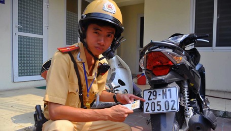 Biển kiểm soát và giấy đăng ký xe được làm giả.