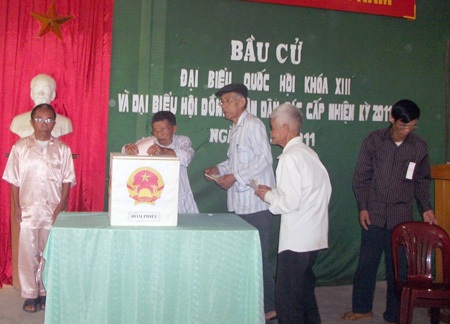 Náo nức không khí bầu cử khắp các địa phương - 17